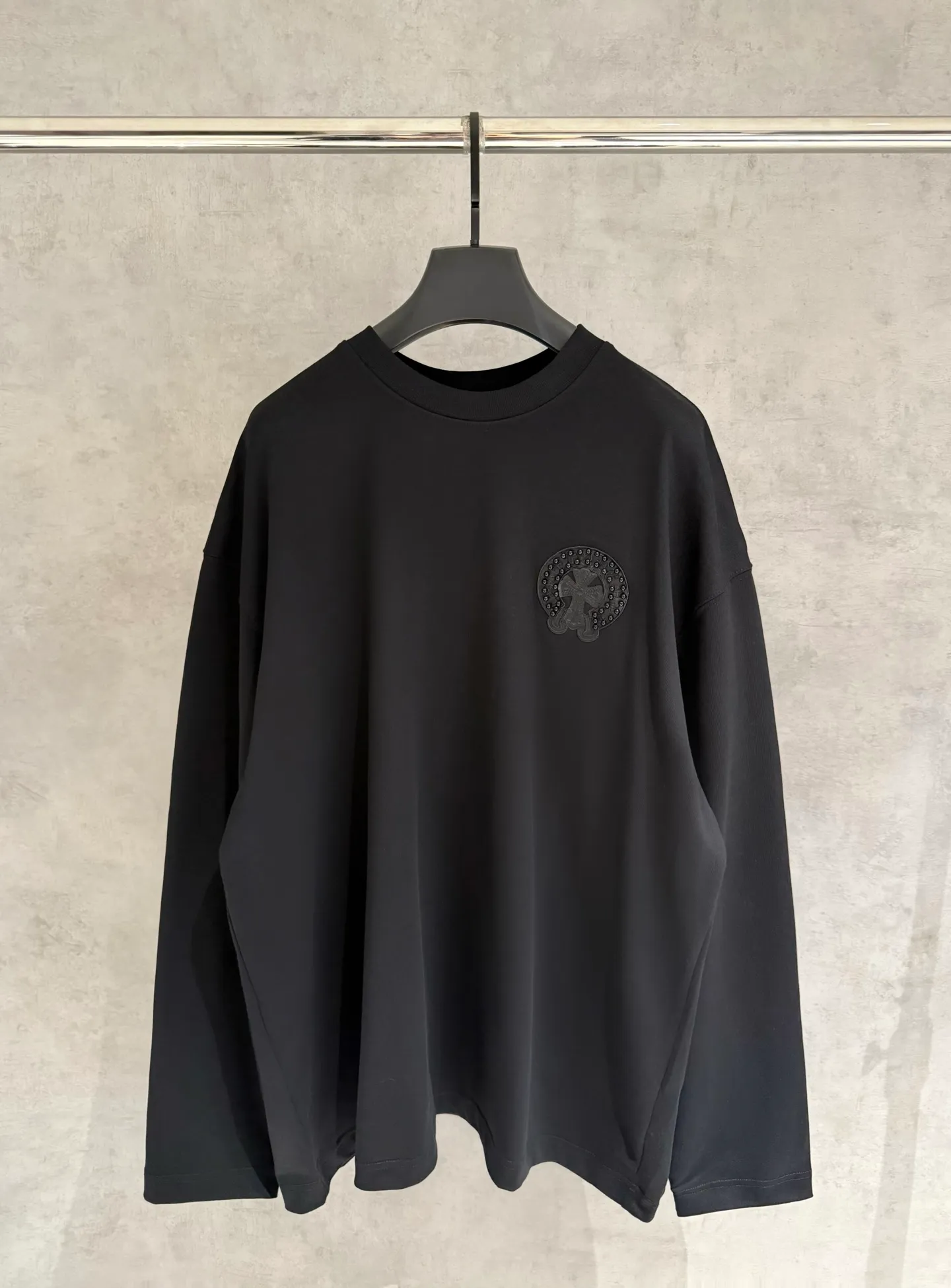 🅿️350 [Strict quality control] CH Croixin's new long-sleeved sweatshirt T-shirt. Heavy 420g double yarn fabric. Beaded and embroidered on the front. Wash the whole garment twice. Frayed and torn on all four sides. Heavy fabric. The neckline is made of icy Salona. Loose fit. Deep, wide and stylish. No deformation or shrinkage. Color: 3 colors, black, white and gray. Size: M-2xl